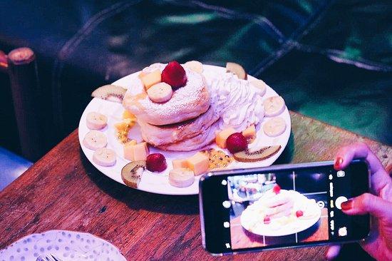 Wakebakeskate Cafe&Skateboard Collective